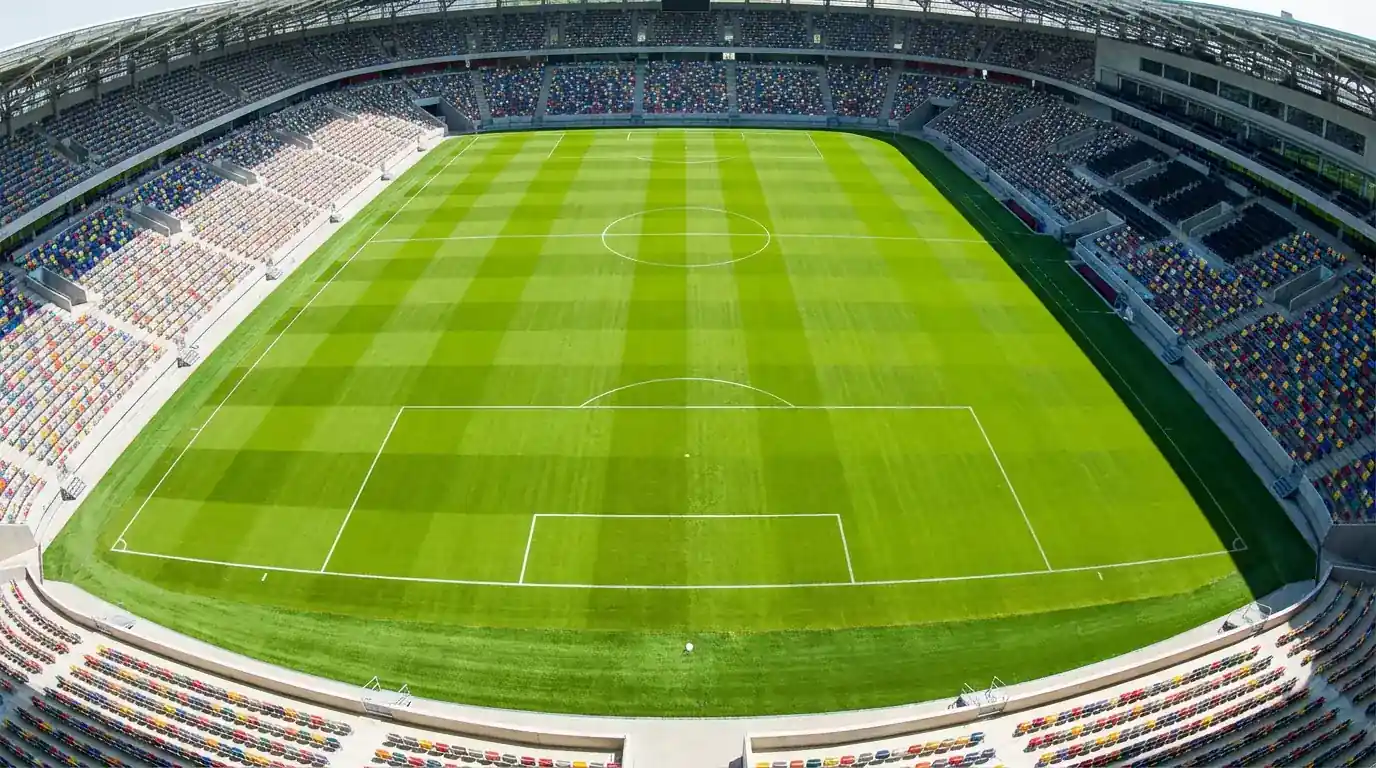 Futbola stadions ar faniem un lauka skats no tribīnēm